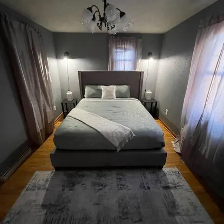 Beautiful Trailside Haven On The Edge Of Town Villa